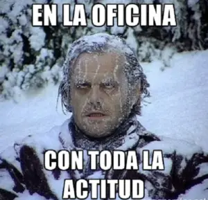 en la oficina con toda la actitud